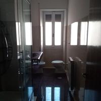 composizione bagno color bordeaux