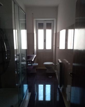 composizione bagno color bordeaux