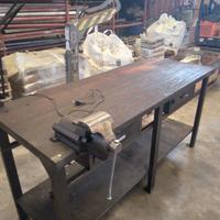 Banco da lavoro con morsa e portalampada