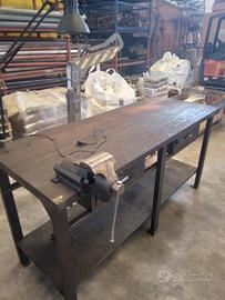 Banco da lavoro con morsa e portalampada