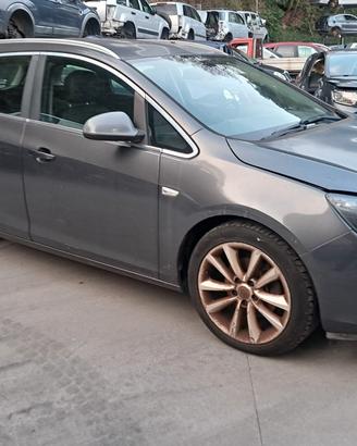 OPEL ASTRA 2010 SOLO PER RICAMBI