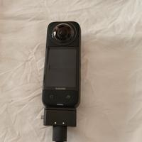 Insta360 ONE X3 con accessori