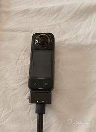 Insta360 ONE X3 con accessori