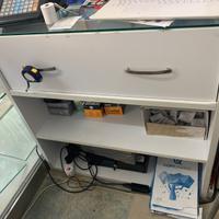 Bancone con cassetti e mensole