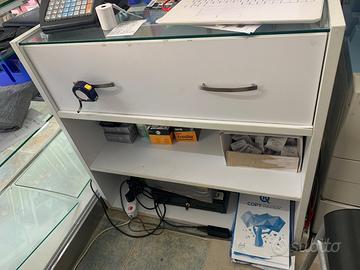 Bancone con cassetti e mensole