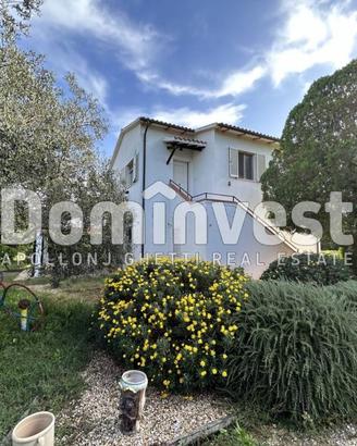 Villa di 215 m² con più di 5 locali a Montalto di 