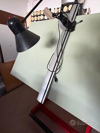 Tavolo disegno tecnico con lampada