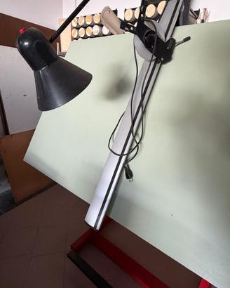 Tavolo disegno tecnico con lampada