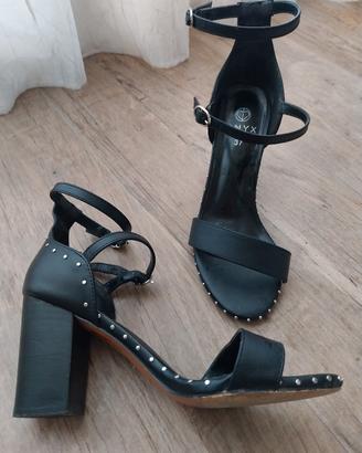 Sandali neri estivi con tacco e borchiette n. 37