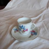 Tazzine caffè con piattino e decorazioni floreali.