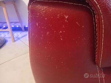 divano in pelle leggermente graffiato