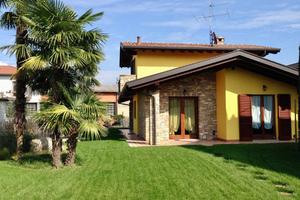 VILLA SINGOLA CON GIARDINO E BOX QUADRUPLO A MAPEL