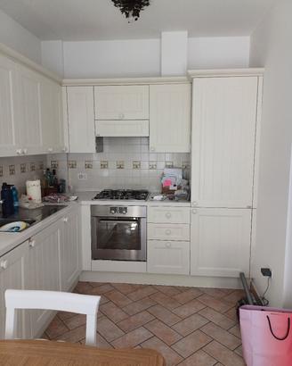 Cucina componibile ad angolo  laccata bianca