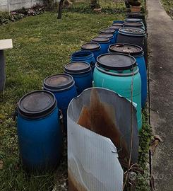 Bidoni usati per raccolta acqua orto e giardino