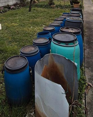 Bidoni usati per raccolta acqua orto e giardino