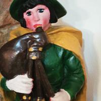 , grande statua in gesso zampognaro