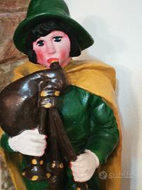 , grande statua in gesso zampognaro