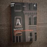 libro " trilogia della città di k. "