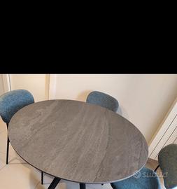 tavolo in base ferro nero lava,con piano in gres