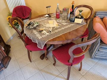 Tavolo con 4 sedie in legno massello.