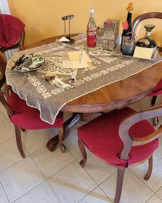 Tavolo con 4 sedie in legno massello.