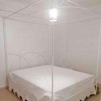 Letto a baldacchino bianco in ferro battuto