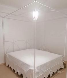 Letto a baldacchino bianco in ferro battuto