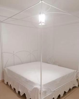 Letto a baldacchino bianco in ferro battuto