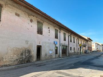 Casale rustico con ampio terreno