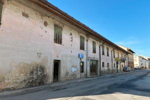 Casale rustico con ampio terreno