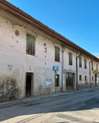 Casale rustico con ampio terreno