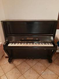 Pianoforte in legno verticale