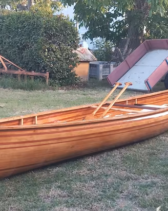 Canoa canadese in legno