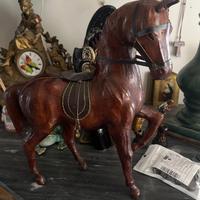 Cavallo in cartapesta e cuoio antico