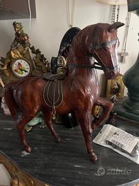 Cavallo in cartapesta e cuoio antico