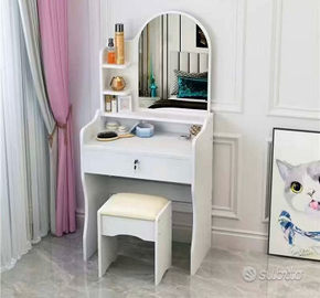 Postazione scrivania trucco con specchio