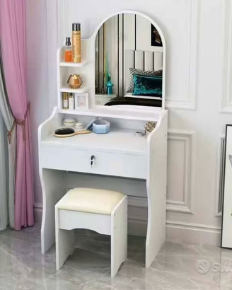 Postazione scrivania trucco con specchio