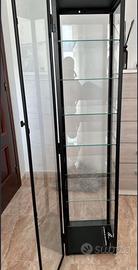 Scaffali in legno e vetro con LED.