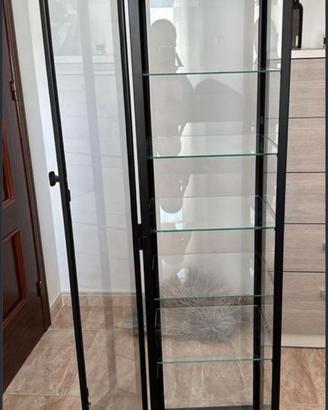 Scaffali in legno e vetro con LED.