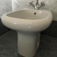 Bidet a pavimento in ceramica