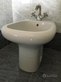 Bidet a pavimento in ceramica