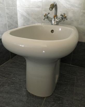Bidet a pavimento in ceramica