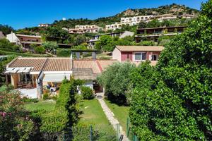 Villetta indipendente con vista golf e mare