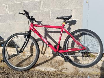 Bicicletta Mountain Bike Rossa