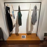 Stand con base contenitore in legno