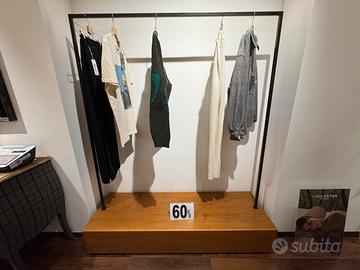 Stand con base contenitore in legno