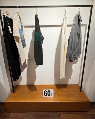 Stand con base contenitore in legno