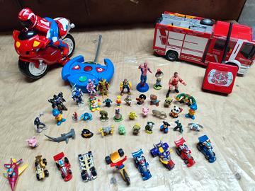 Giochi radiocomandati e pupazzetti.