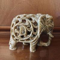 Elefantessa in pietra steatite intagliata a mano