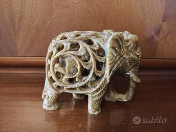 Elefantessa in pietra steatite intagliata a mano